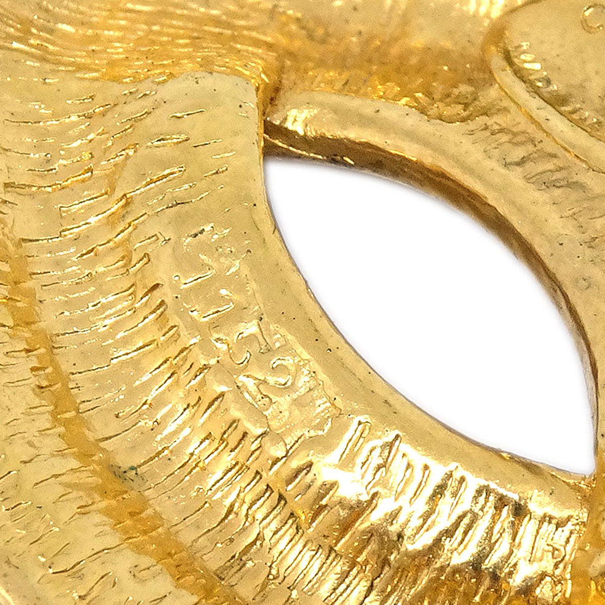 Chanel Quilted CC Brooch Pin Large Gold 1152