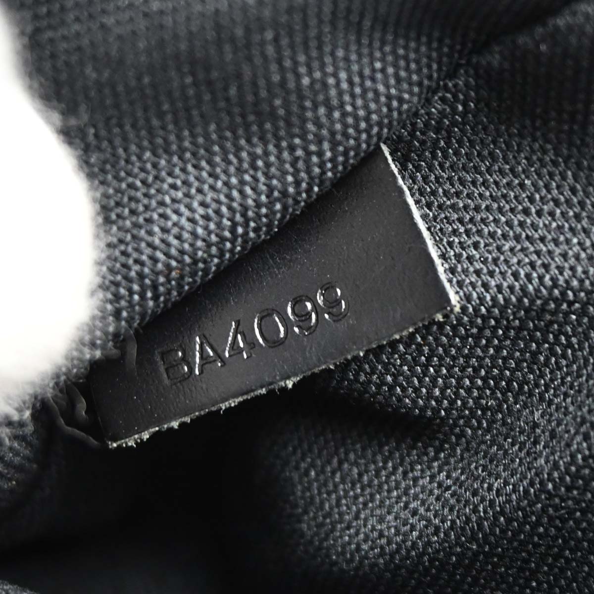 Louis Vuitton 2009 Damier Porte Documents Voyage Handbag N41125