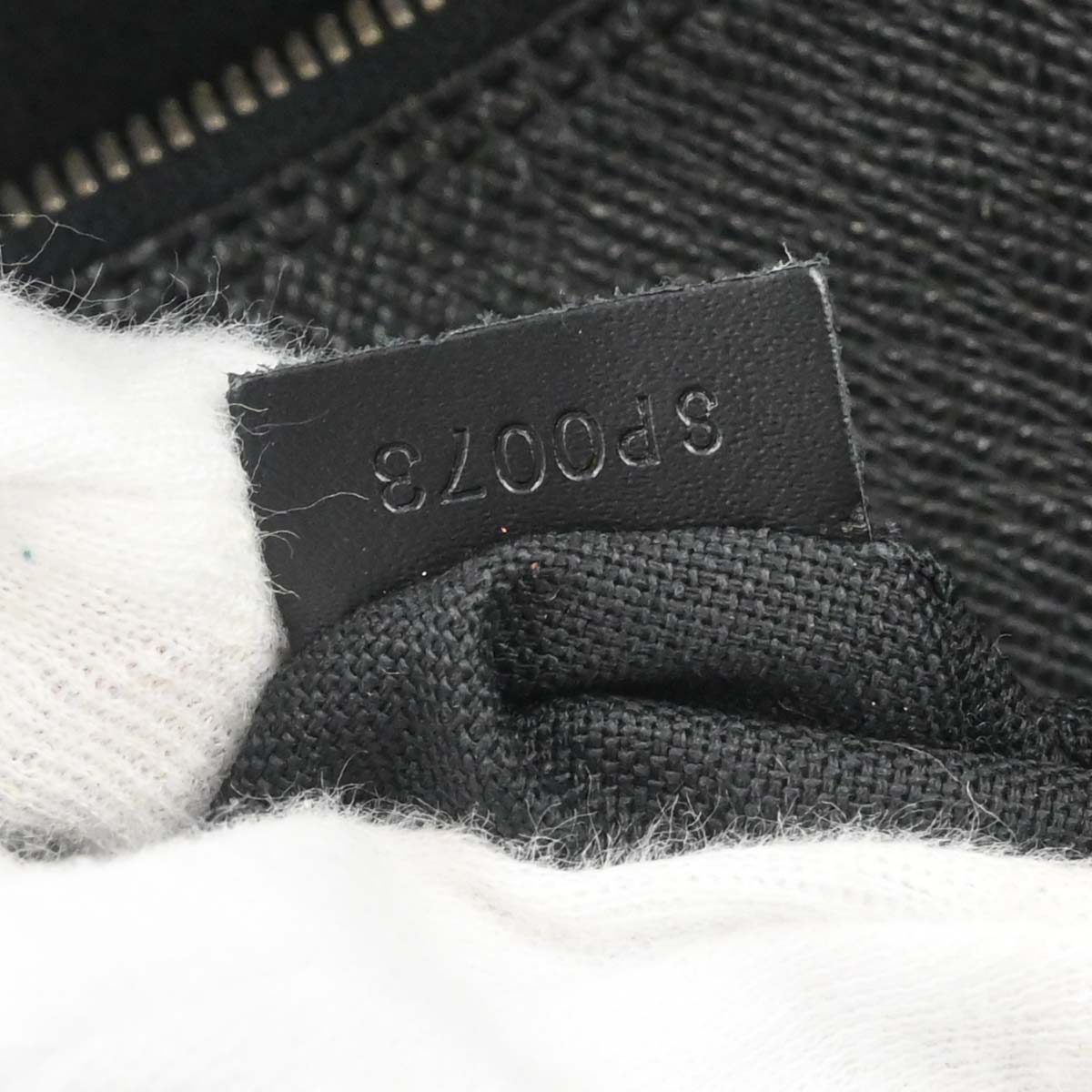 Louis Vuitton Black Taiga Reporter PM Shoulder Bag M30152