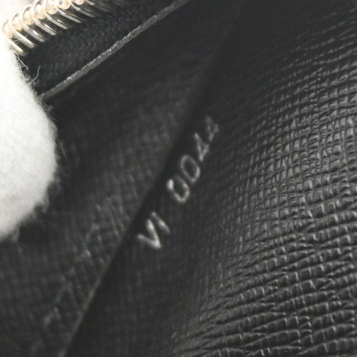 Louis Vuitton Black Taiga Baikal Clutch Bag M30182