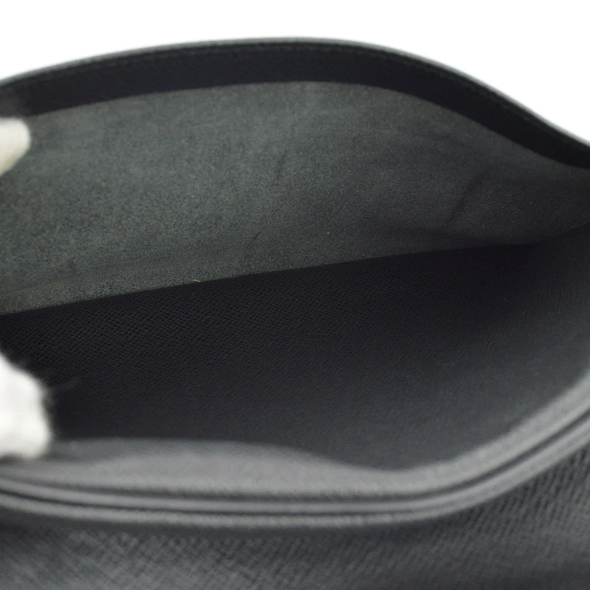 Louis Vuitton 2002 Black Taiga Reporter PM Shoulder Bag M30152