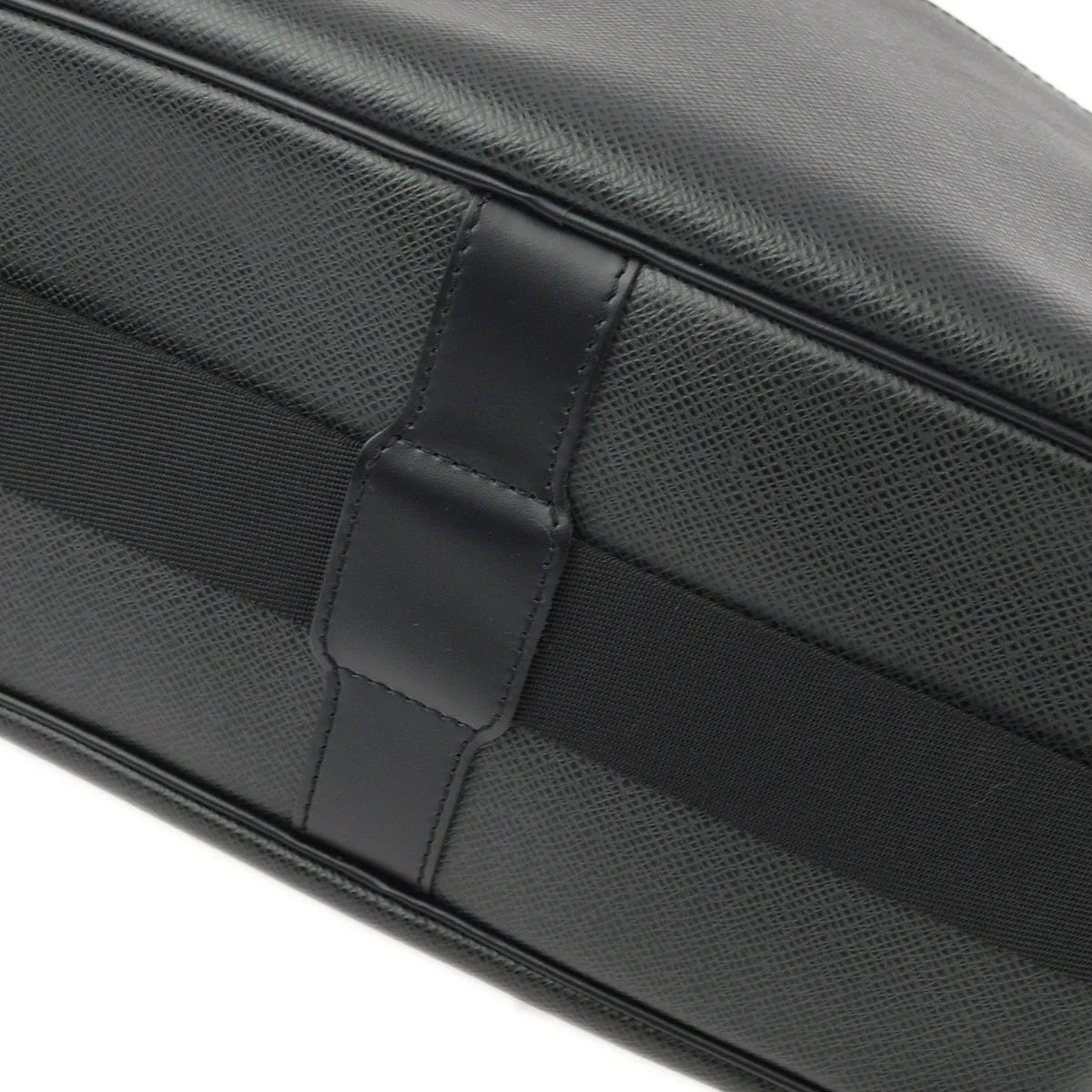 Louis Vuitton 2002 Black Taiga Reporter PM Shoulder Bag M30152