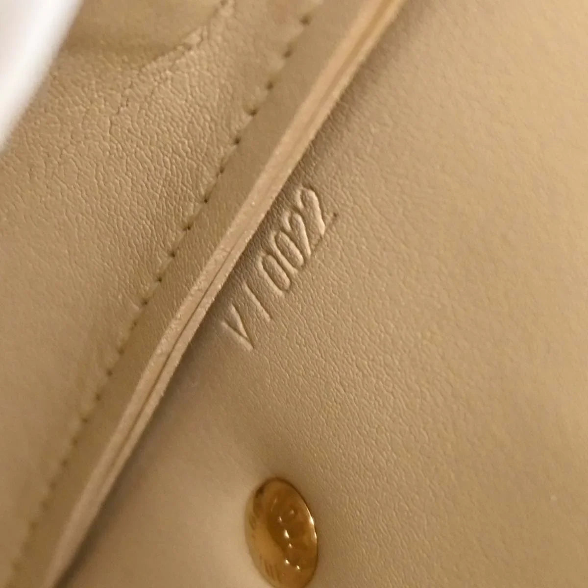 Louis Vuitton 2002 Beige Vernis Flower Lexington Handbag M92246
