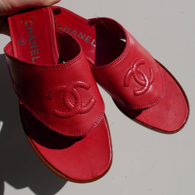 Red discount chanel slides