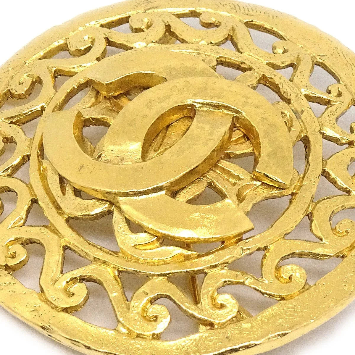 CHANEL 1995 Fretwork Paisley Brooch Gold
