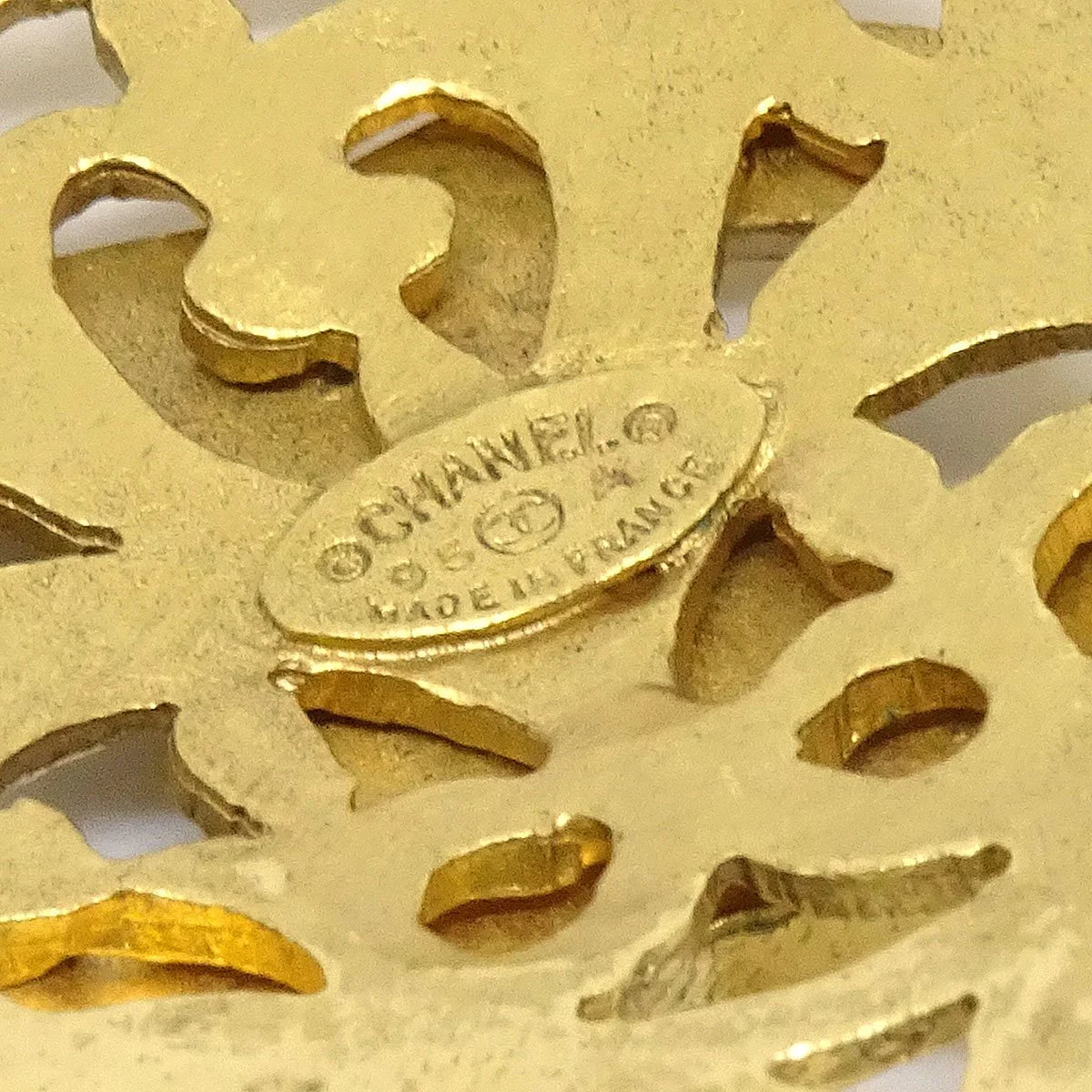 CHANEL 1995 Fretwork Paisley Brooch Gold