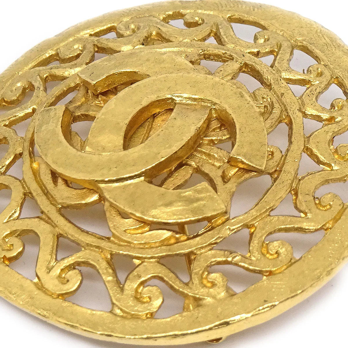 CHANEL 1995 Fretwork Paisley Brooch Gold