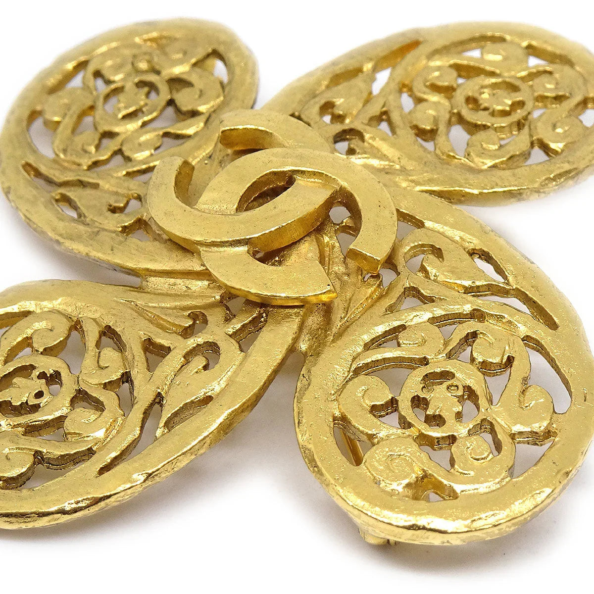 CHANEL 1995 Fretwork Paisley Brooch Gold