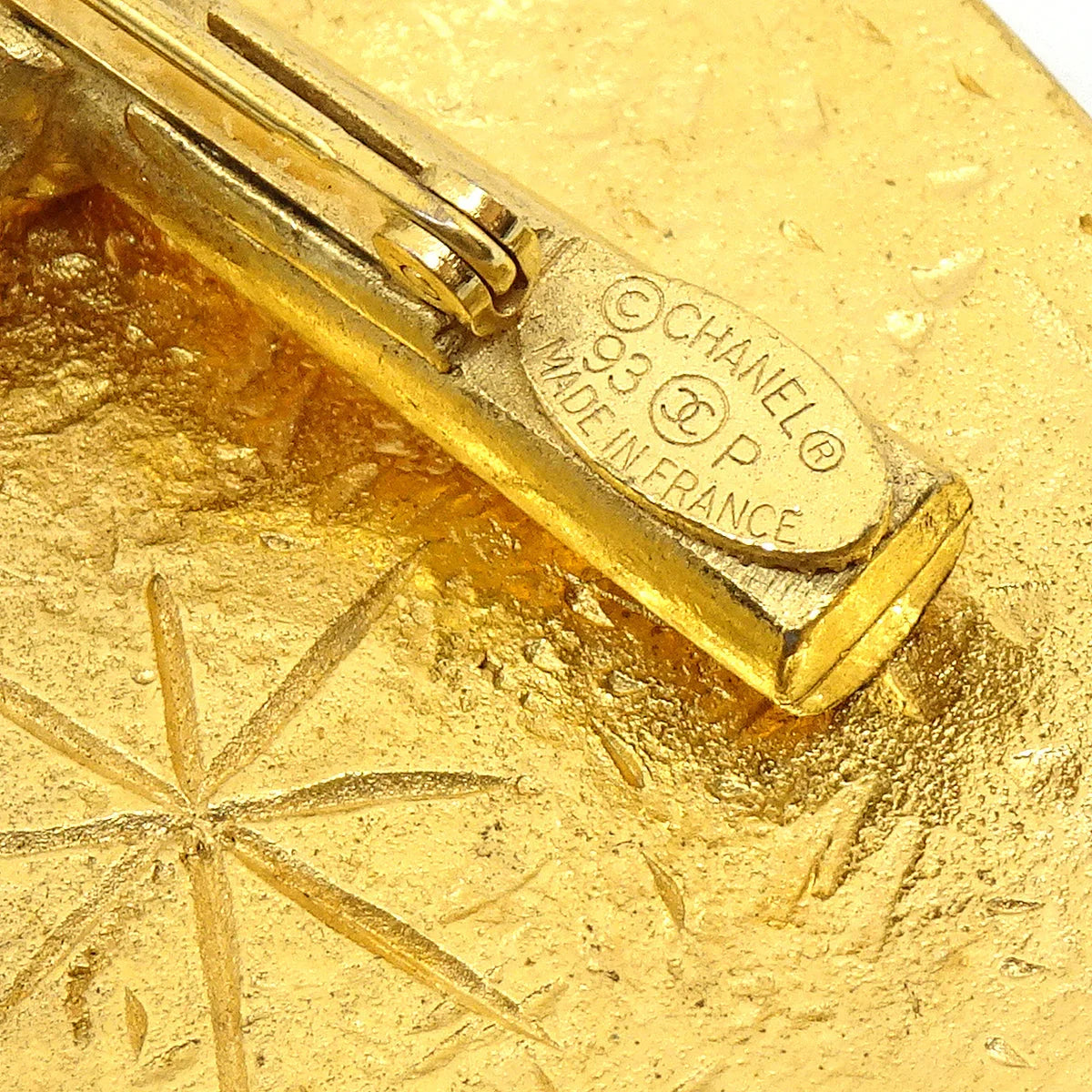 CHANEL 1993 Arrow Heart Brooch Pin Gold
