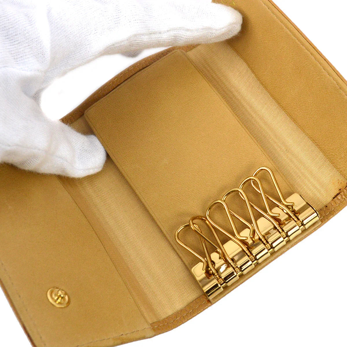 Chanel 2003-2004 Beige Caviar Key Case Small Good