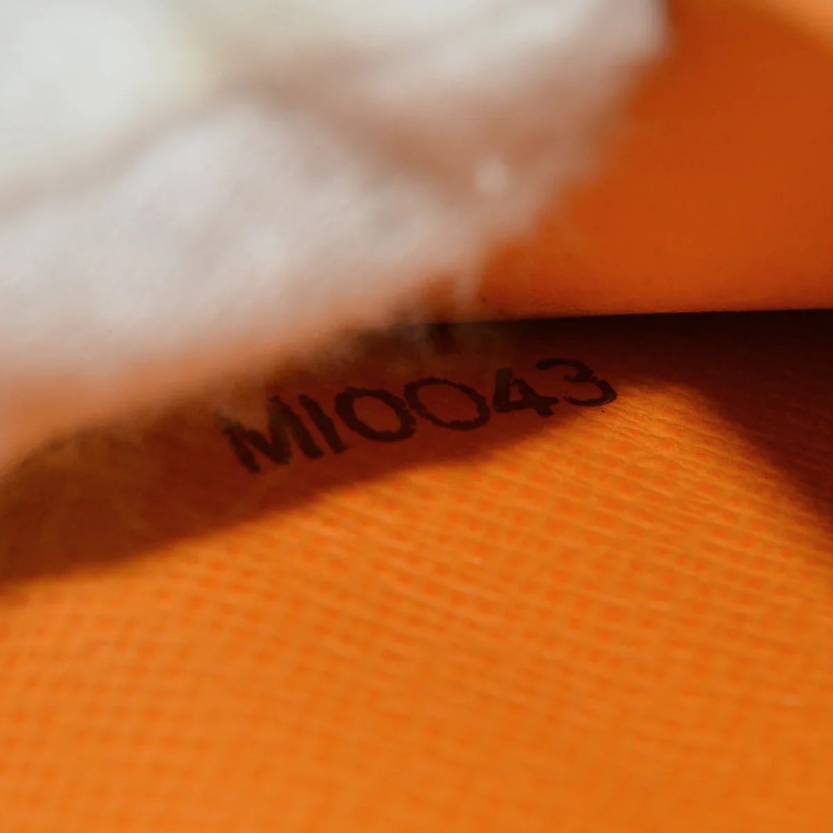 Louis Vuitton 2003 Orange Epi Portefeuille Viennois M6324H