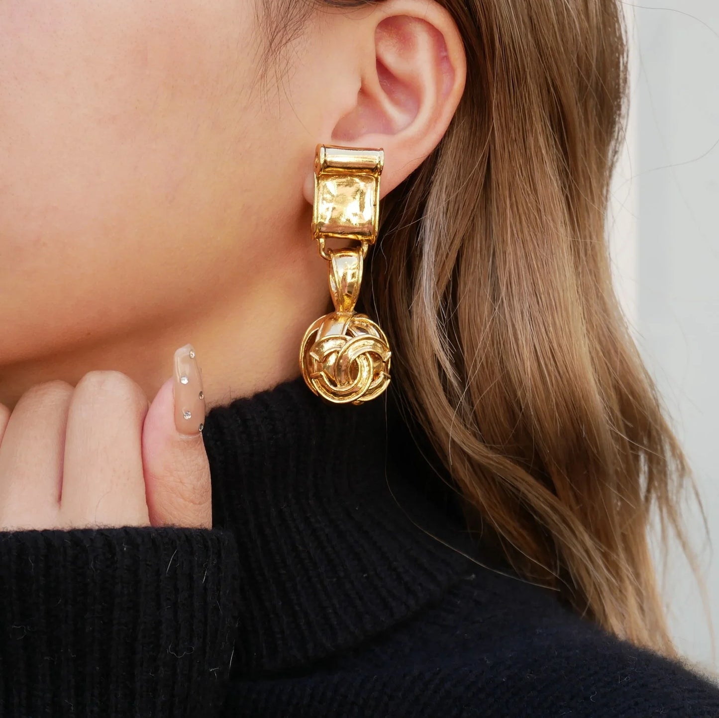 Chanel 1994 Dangling Clip-On Earrings Gold