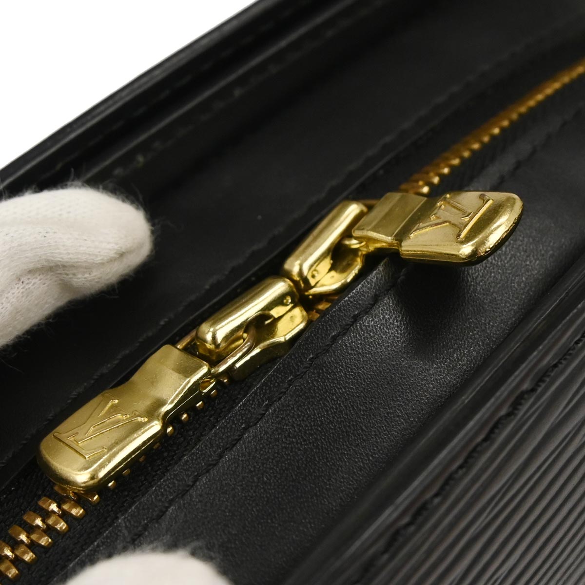 Louis Vuitton 1998 Black Epi Pont Neuf Handbag M52052