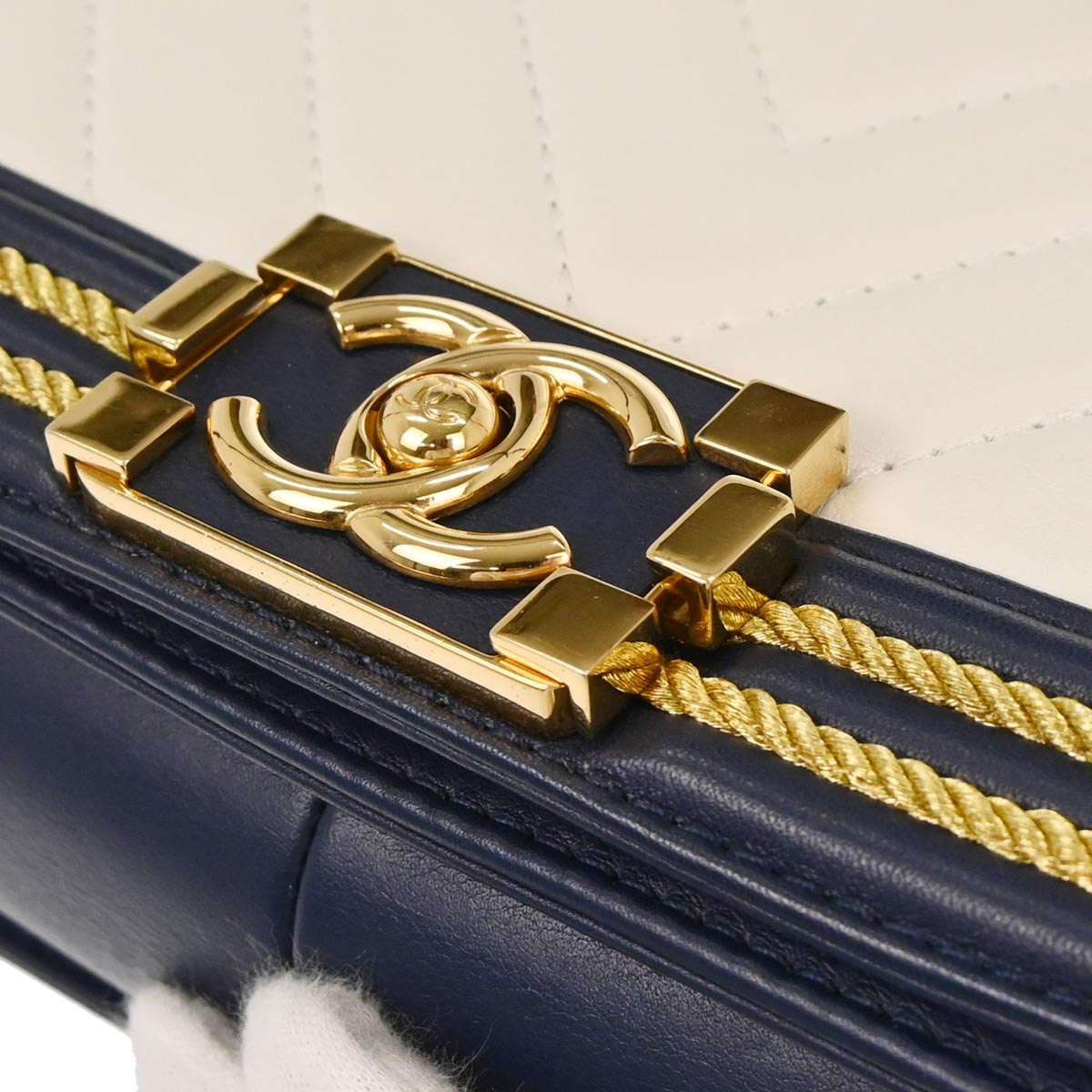 Boy Chanel 2018-2019 White Lambskin Chevron Medium Shoulder Bag