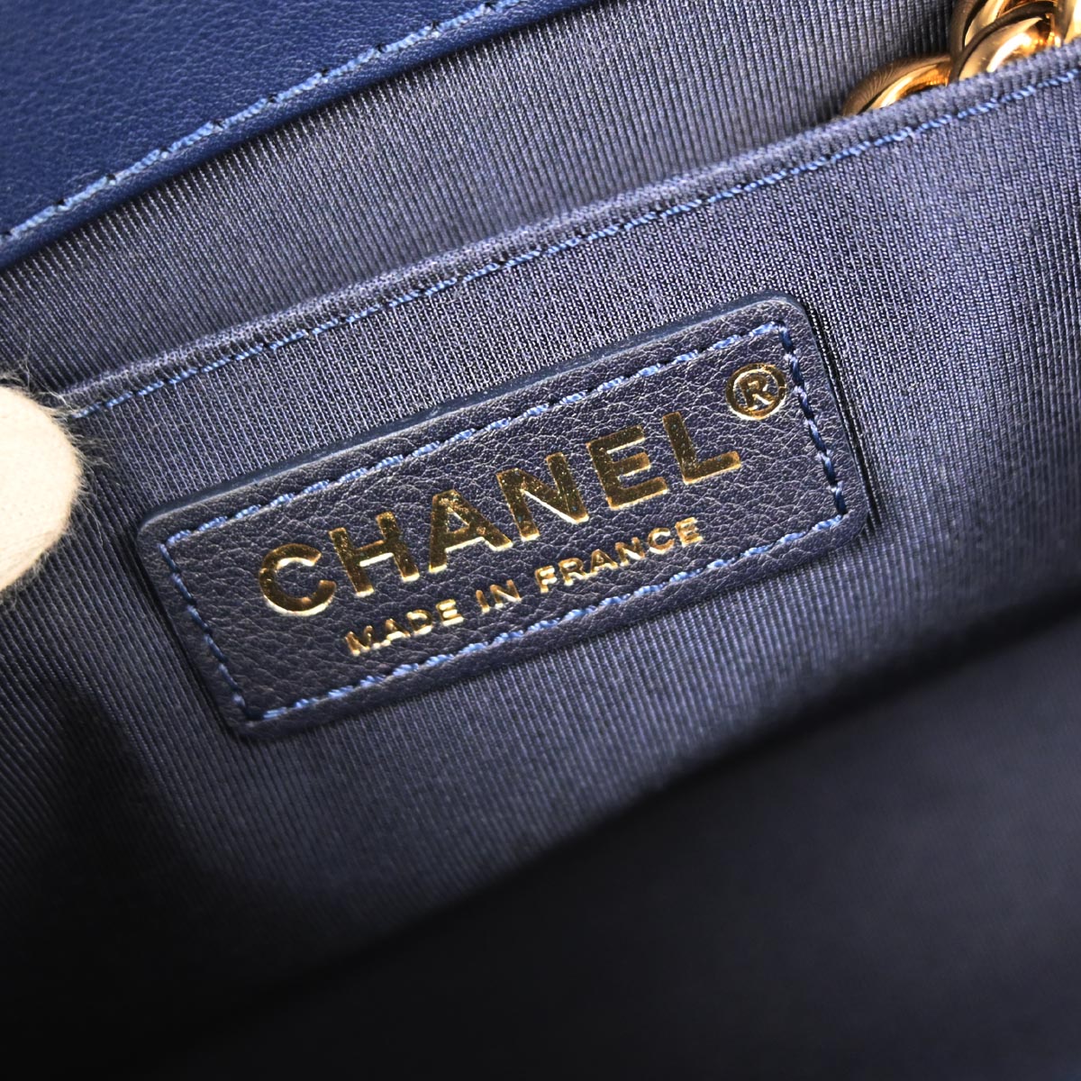 Boy Chanel 2018-2019 White Lambskin Chevron Medium Shoulder Bag