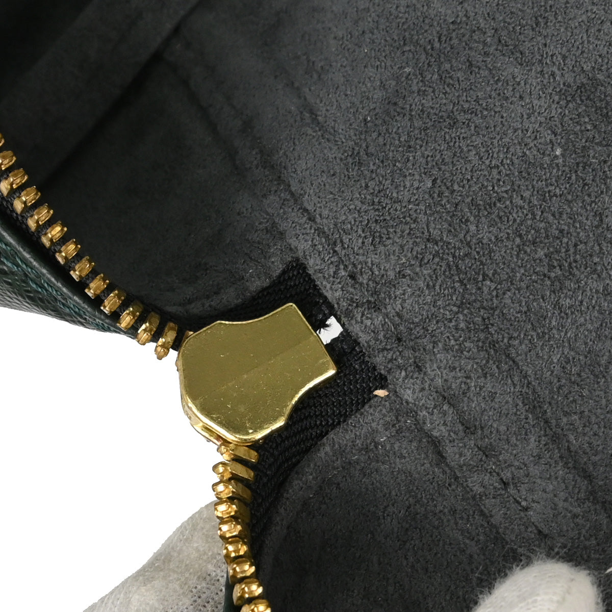 Louis Vuitton Green Taiga Helanga 1 Poche Travel Handbag M30104