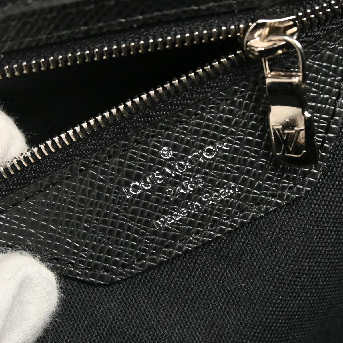 Louis Vuitton Black Taiga Stanislav Travel Handbag M31152