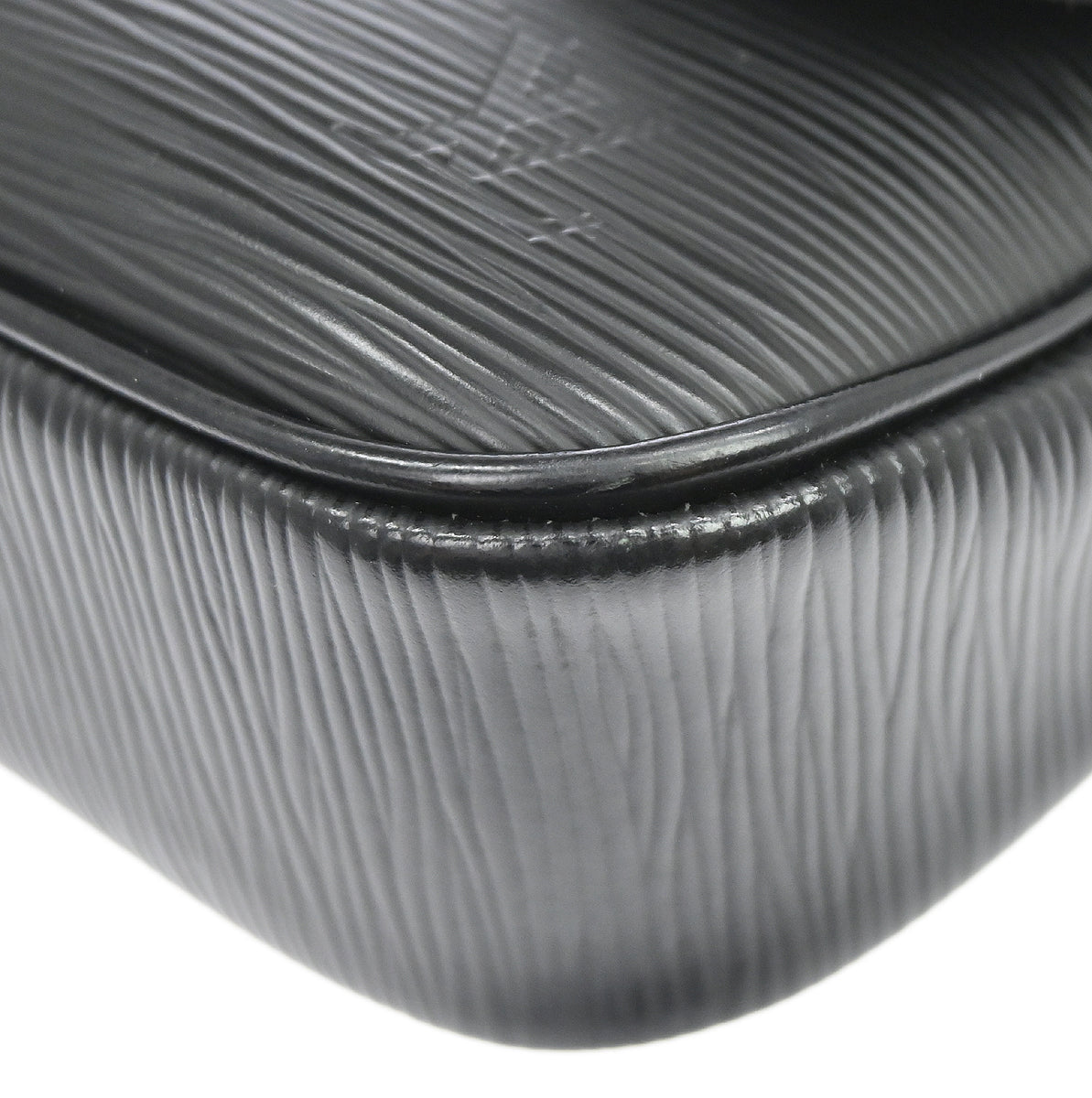 Louis Vuitton 2008 Black Epi Pochette Montaigne Handbag M59292