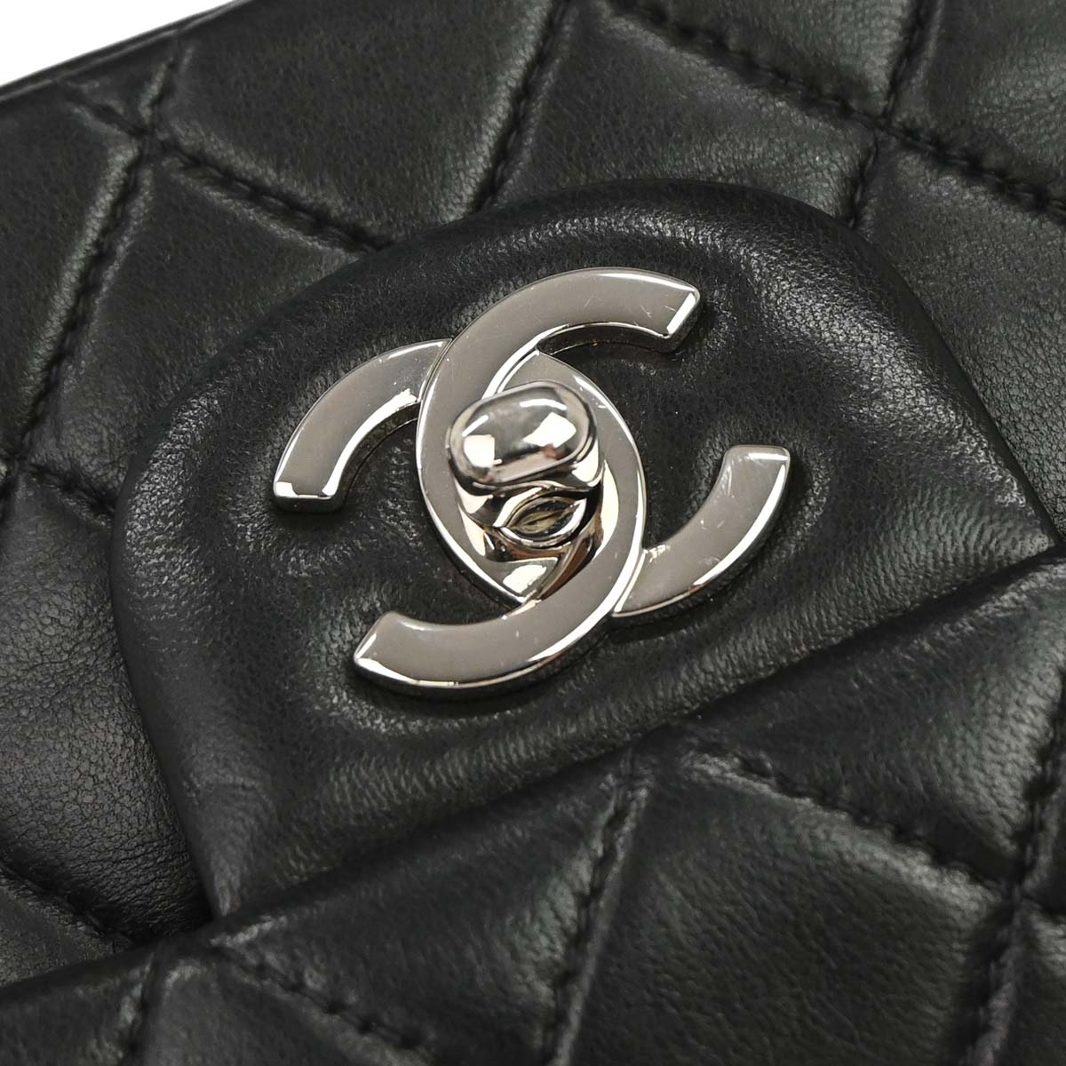 Chanel 2000-2002 Black Lambskin Medium Classic Double Flap Shoulder Bag