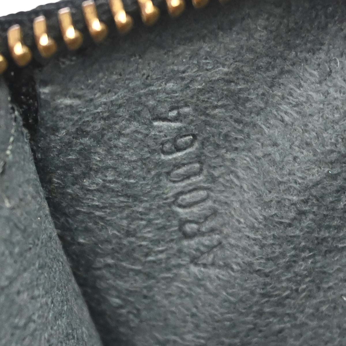 Louis Vuitton Black Epi Pochette Accessoires 24 Handbag M52952