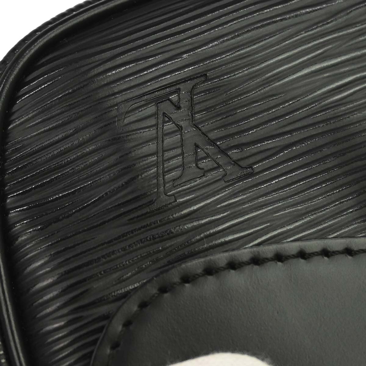 Louis Vuitton 2007 Black Epi Pochette Montaigne Handbag M59292