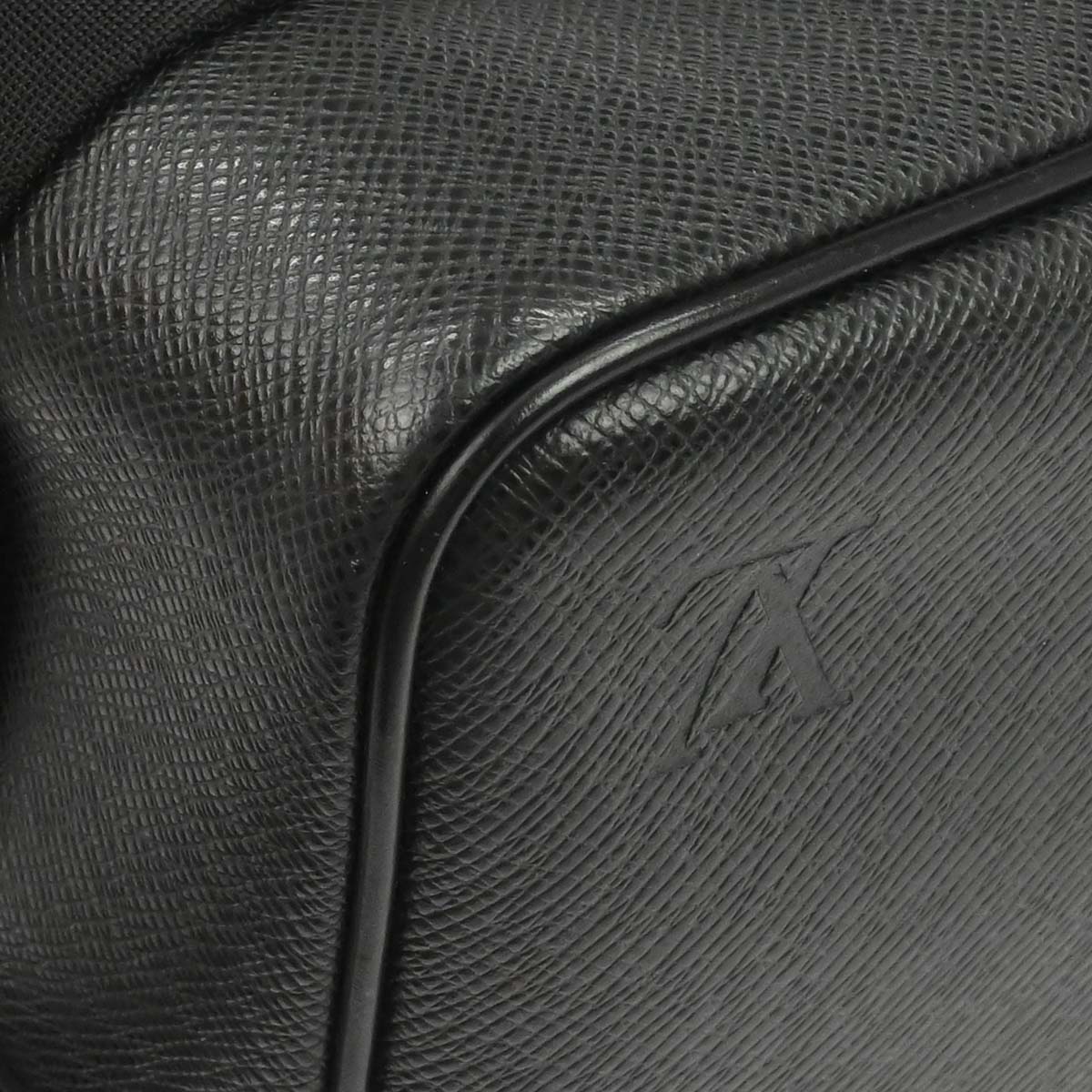 Louis Vuitton Black Taiga Reporter PM Shoulder Bag M30152