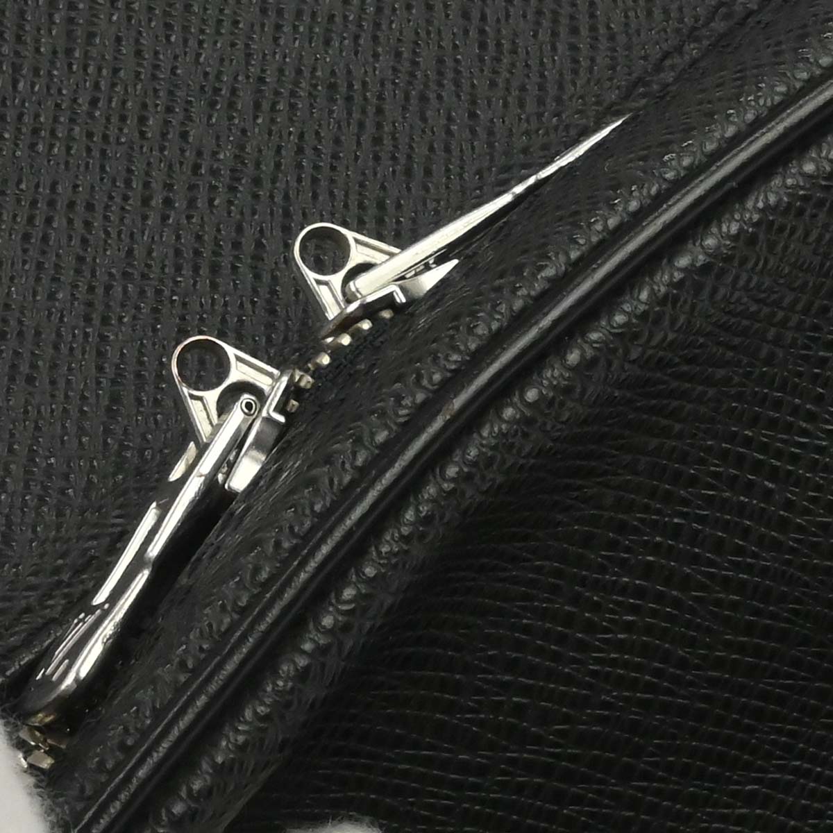 Louis Vuitton Black Taiga Reporter PM Shoulder Bag M30152