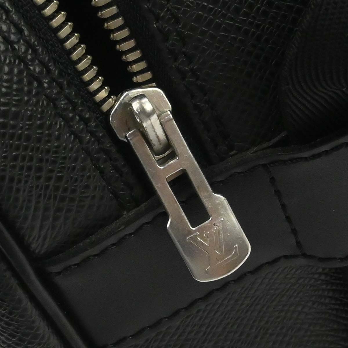 Louis Vuitton Black Taiga Reporter PM Shoulder Bag M30152