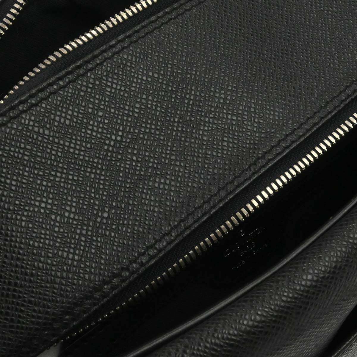 Louis Vuitton Black Taiga Reporter PM Shoulder Bag M30152