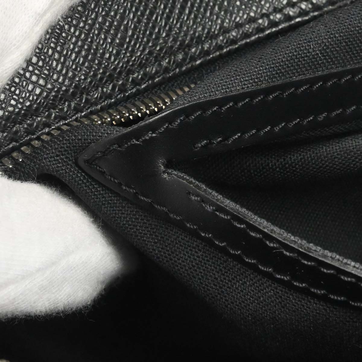 Louis Vuitton Black Taiga Reporter PM Shoulder Bag M30152