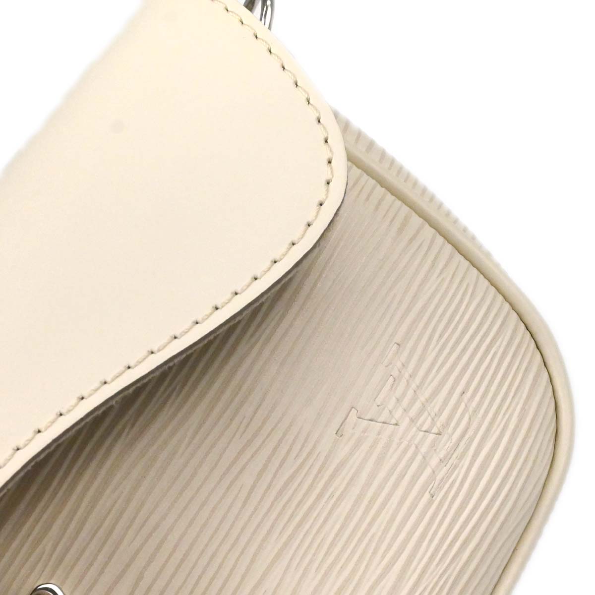 Louis Vuitton White Epi Pochette Montaigne Handbag M5929J