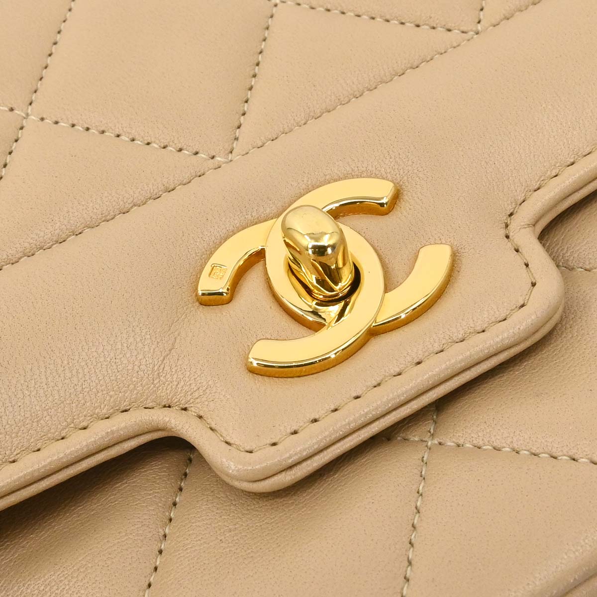 Chanel 1989-1991 Beige Lambskin Shoulder Bag