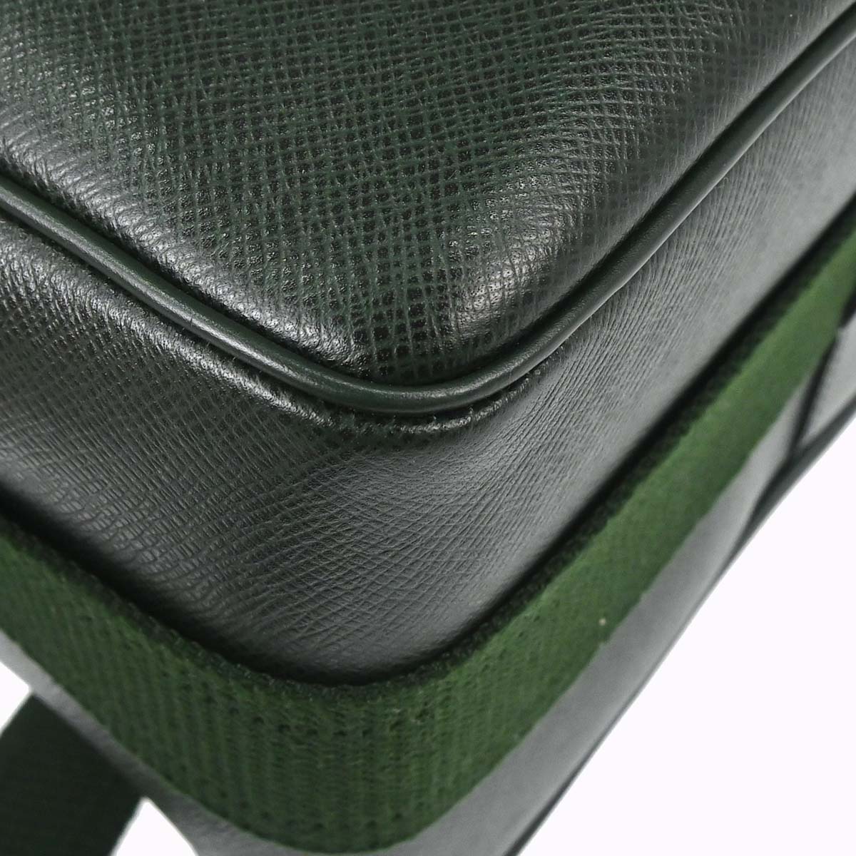 Louis Vuitton 1997 Green Taiga Reporter PM Shoulder Bag M30154