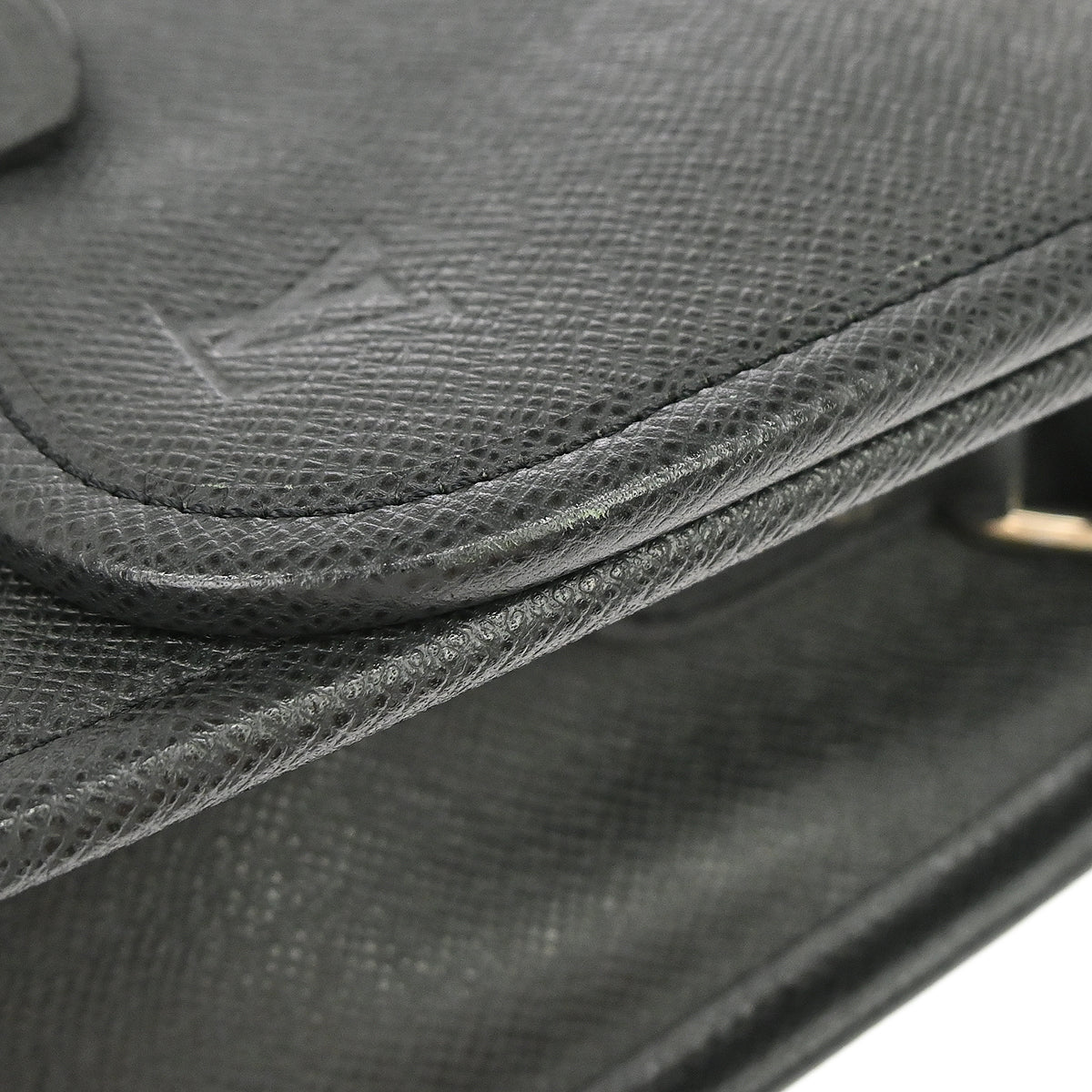 Louis Vuitton 2008 Black Taiga Alexei Messenger Shoulder Bag M32472