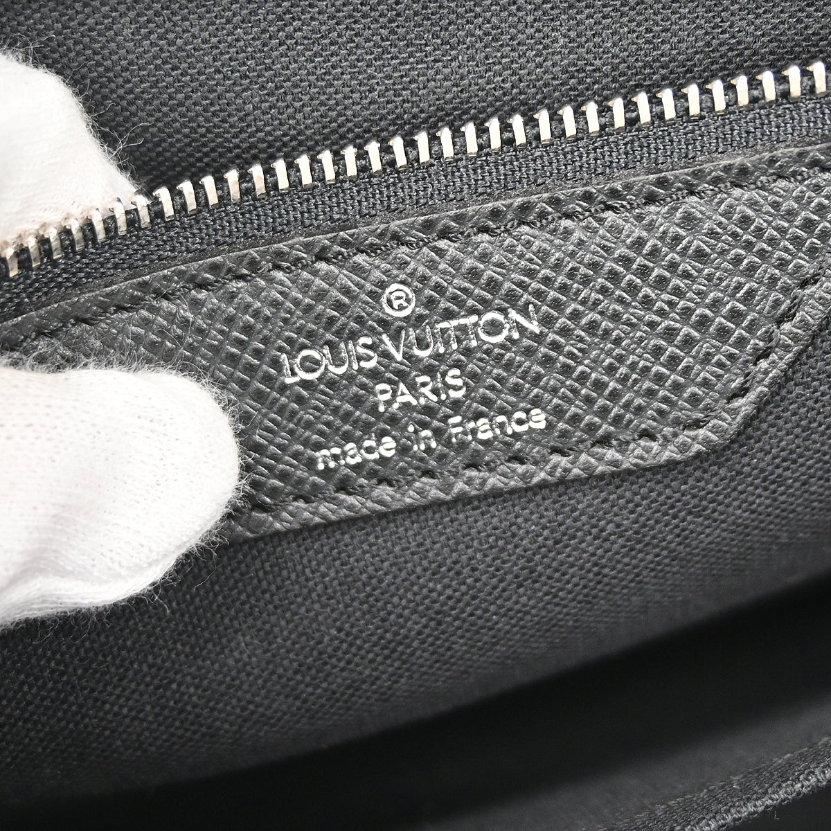 Louis Vuitton 2008 Black Taiga Alexei Messenger Shoulder Bag M32472