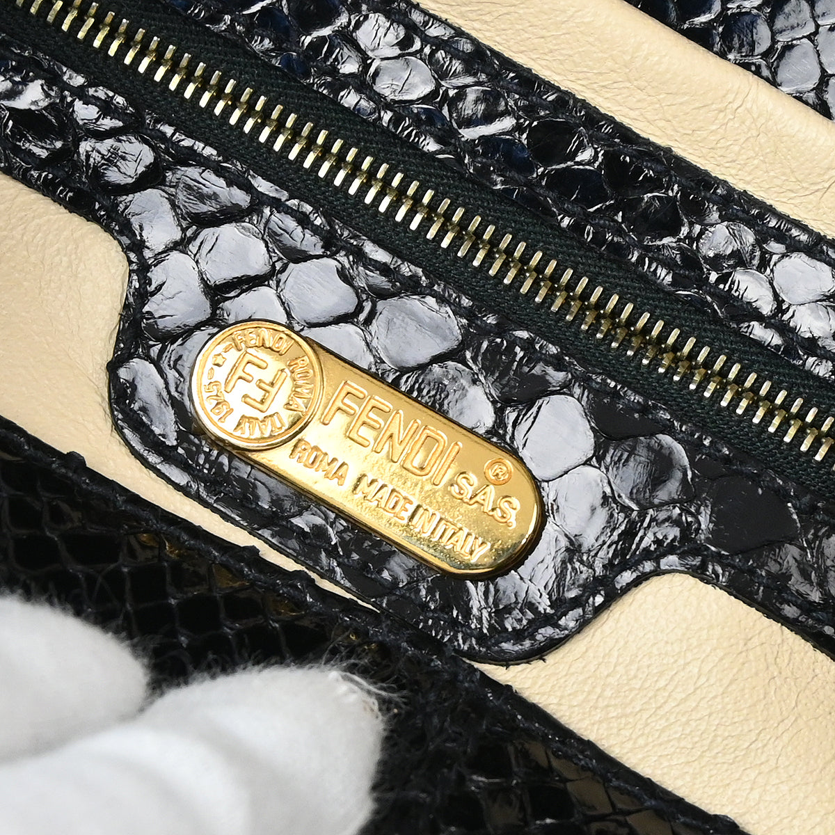 国内発送【FENDI】Mamma Baguette ラージレザー バッグ Mamma Baguette Large Leather Gray | Fendi