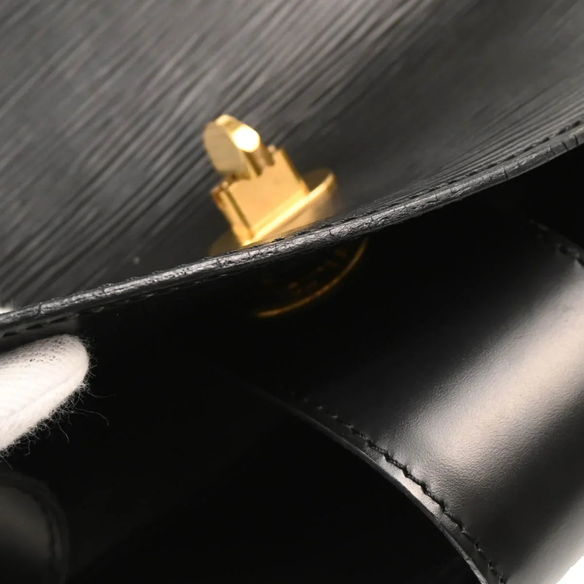 Louis Vuitton 1995 Black Epi Cluny Shoulder Bag M52252