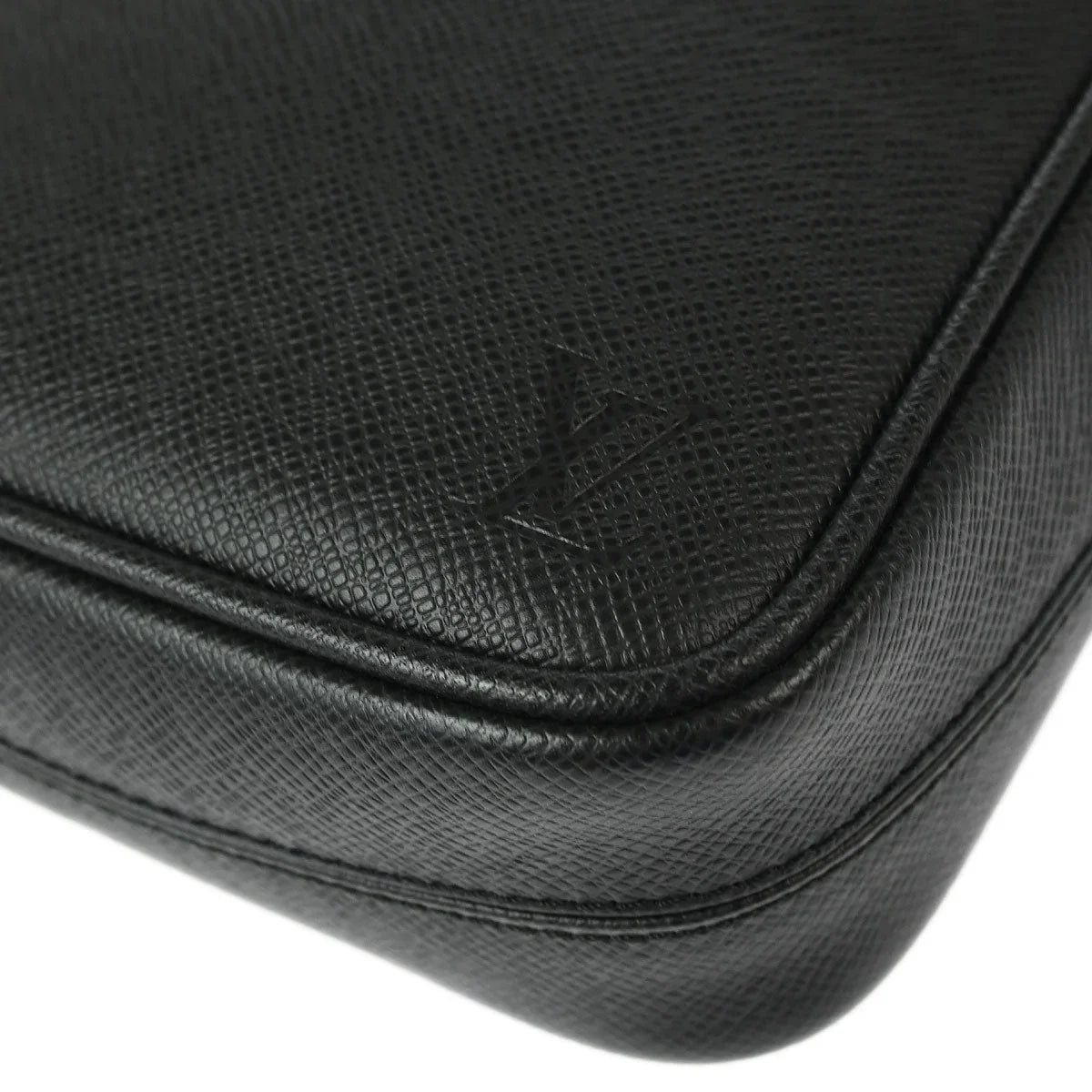 Louis Vuitton 2006 Black Taiga Dimitri Shoulder Bag M32462