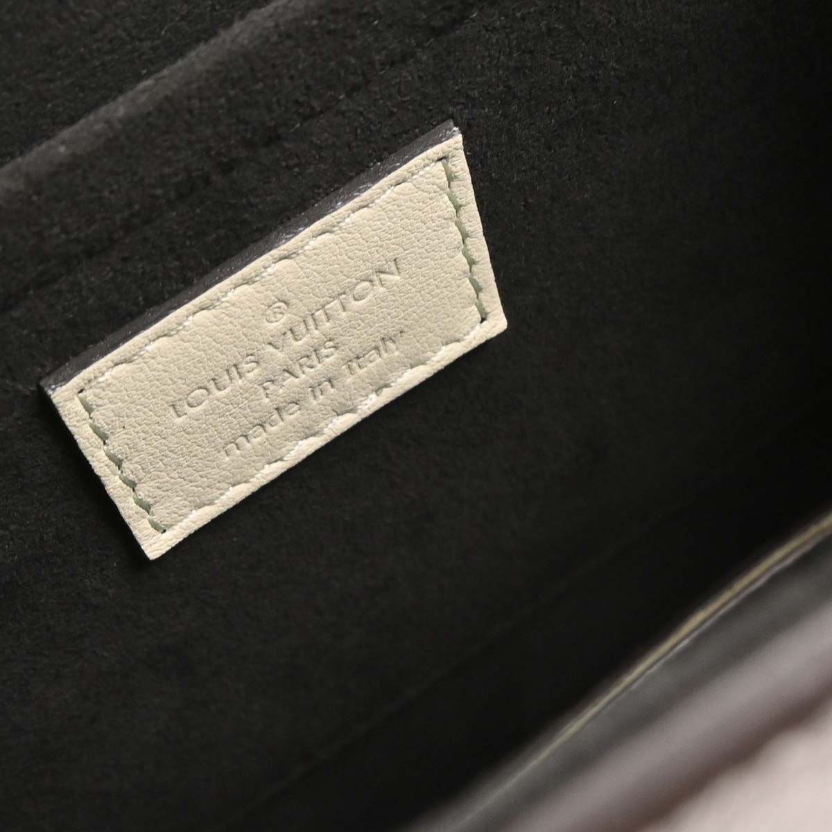 Louis Vuitton 2018 Gray Taiga Trapeze Shoulder Bag M53813