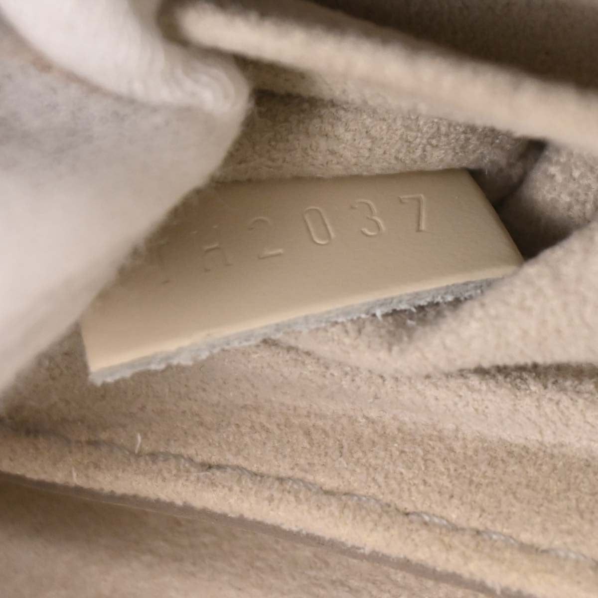 Louis Vuitton White Epi Pochette Montaigne Handbag M5929J