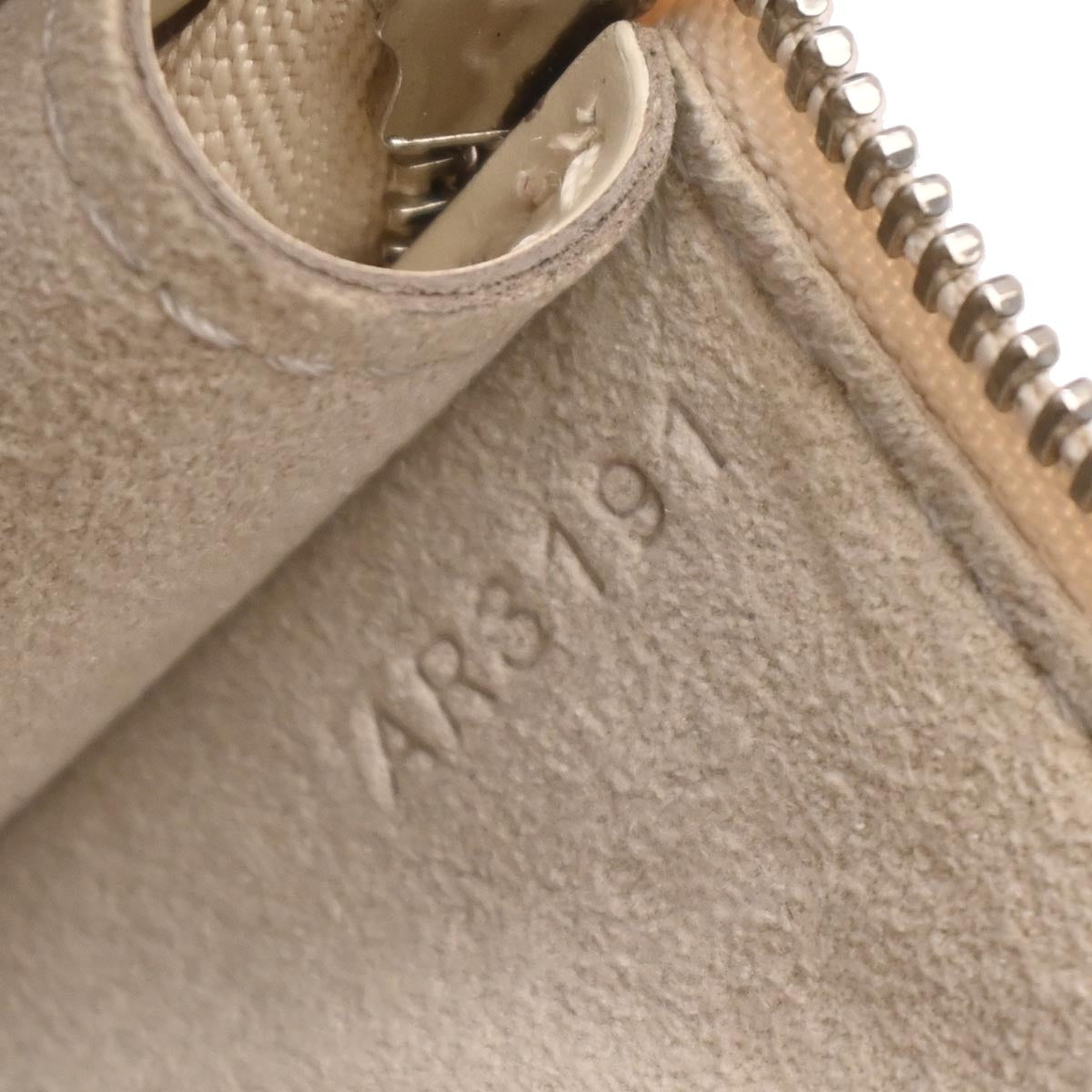 Louis Vuitton Ivory Epi Pochette Accessoires 24 Handbag M5298J