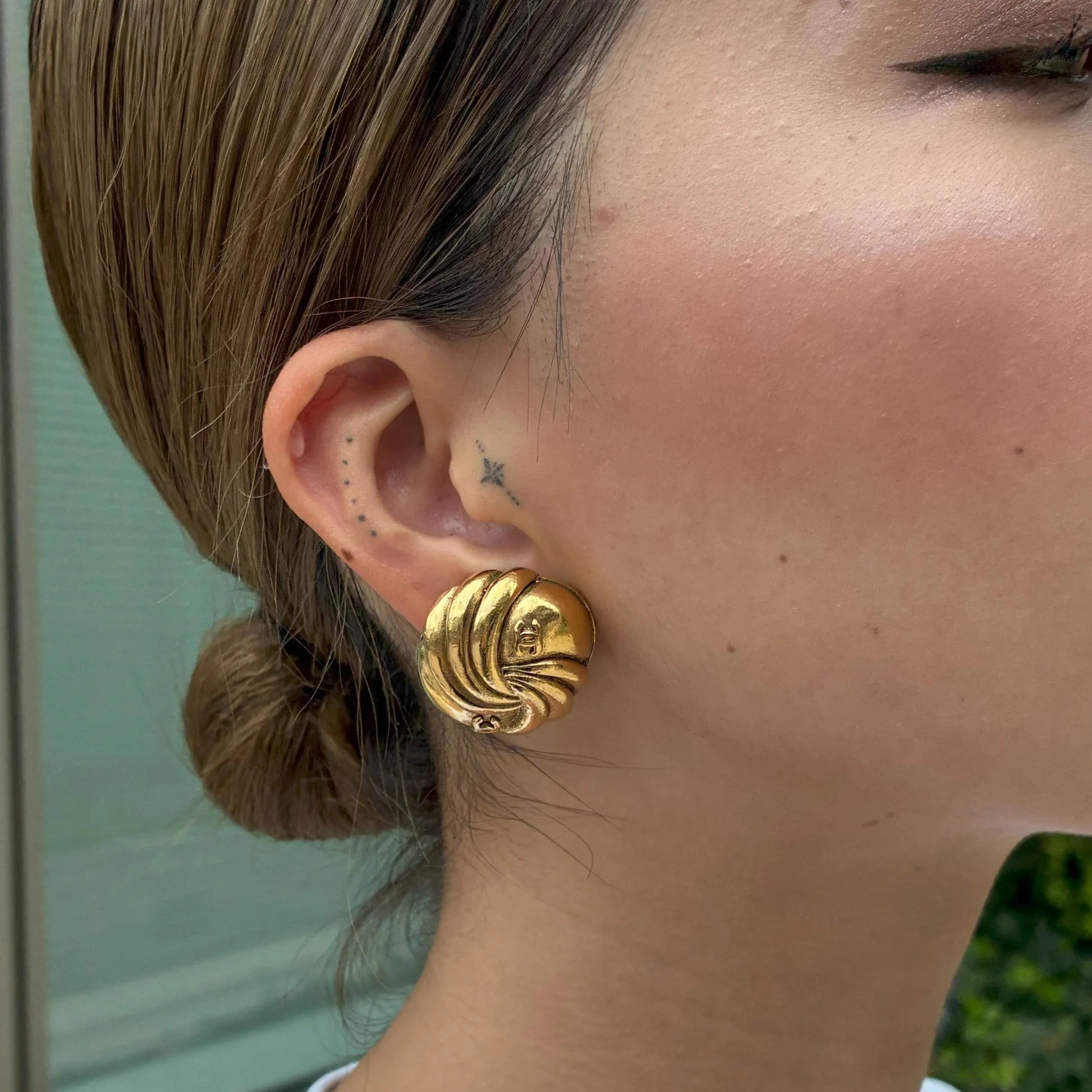CHANEL ボタン Chanel Button Earrings Clip-On Gold 23 – AMORE Vintage Tokyo