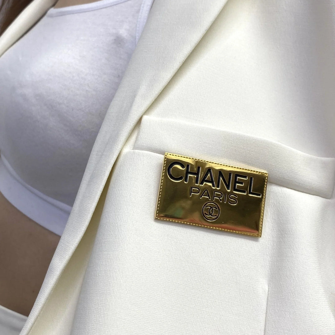CHANEL Logo Plate Brooch – AMORE Vintage Tokyo