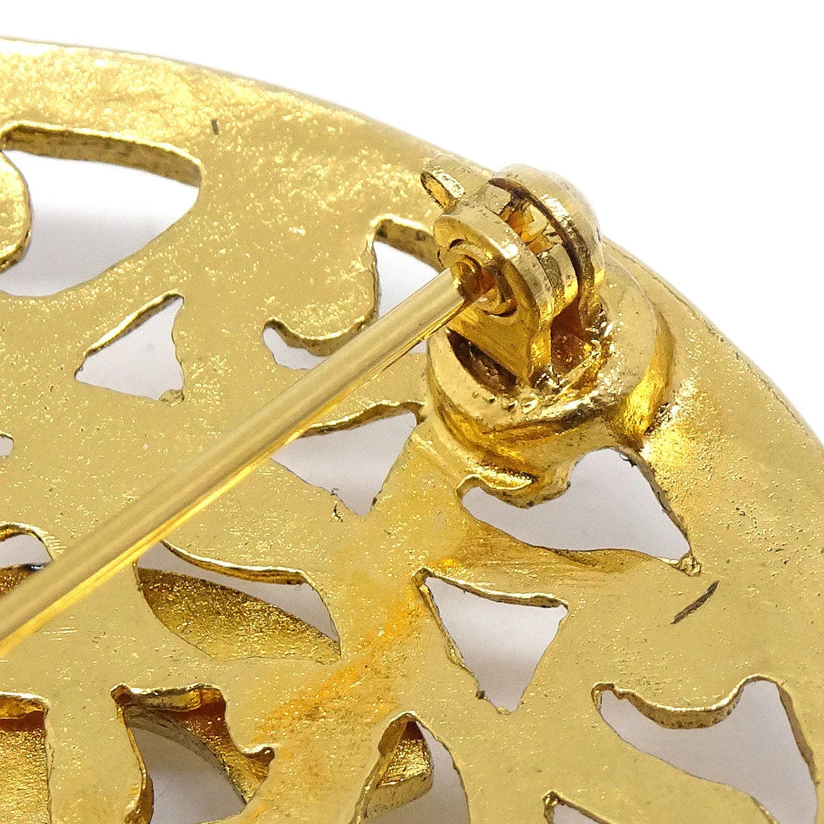 CHANEL 1995 Fretwork Paisley Round Brooch Gold