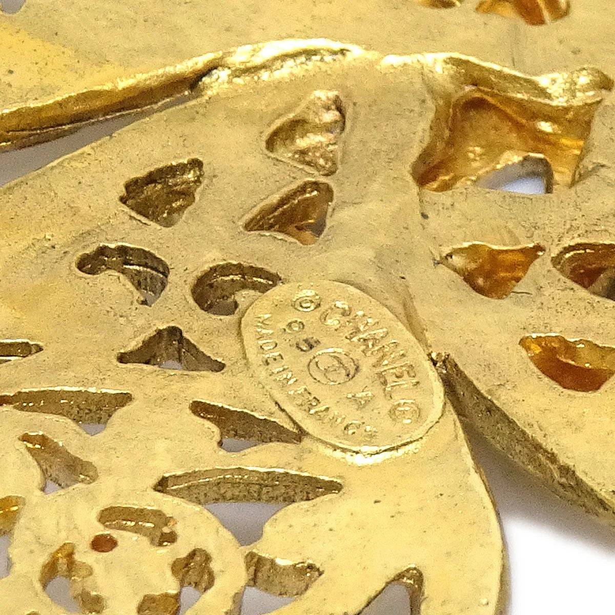 CHANEL 1995 Fretwork Paisley Brooch Gold