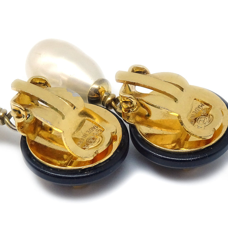 Chanel 1996 Teardrop Pearl CC悬挂耳环96A