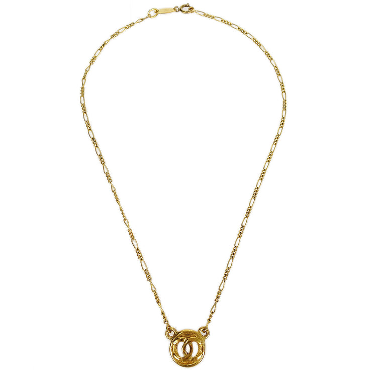 Chanel 1983は、CCゴールドチェーンペンダントネックレスを一周しました