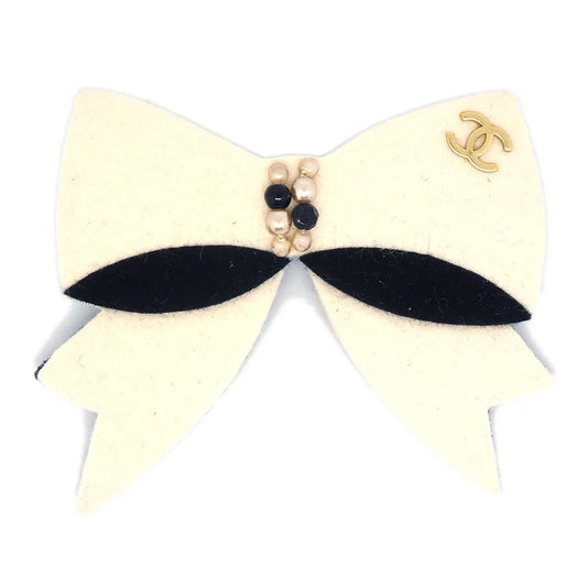 CHANEL 2002 Fall Pearl Bow Brooch
